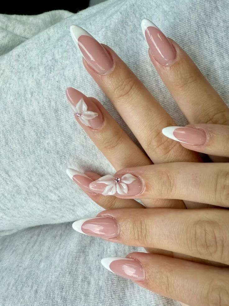 Referencia de uñas rosas con punta francesa blanca y flores en relieve