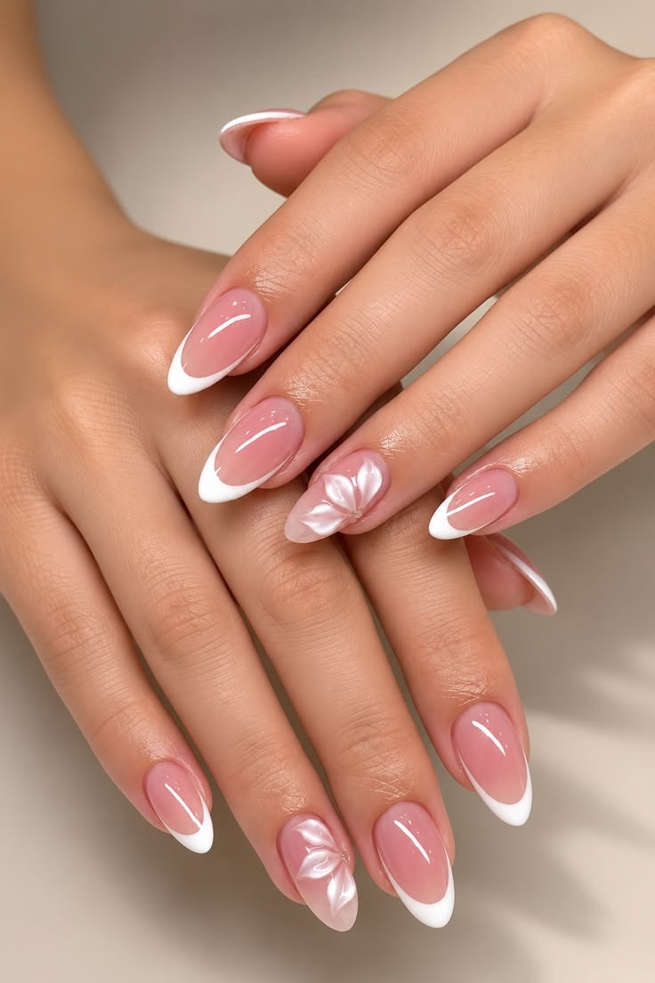 Referencia de uñas almendradas rosas con punta francesa blanca y flores