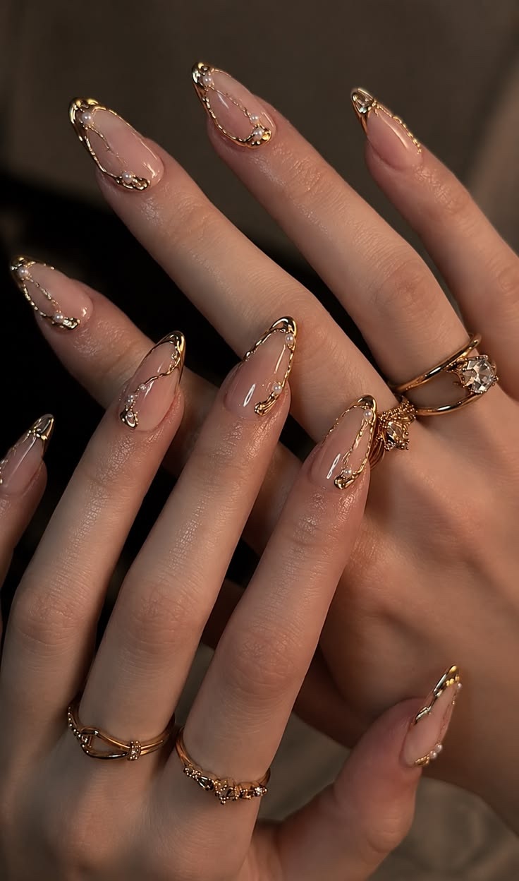Referencia de uñas almendradas naturales con marco dorado